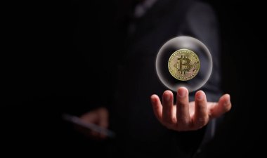 Kripto para balonu konsepti. Elleri saydam baloncukların içinde BTC madeni para, kırılgan kripto bumbası, spekülasyon, hızlı yatırım büyümesi, bitcoin reklamı, piyasa paniği, patlama, çökme, düşme riski