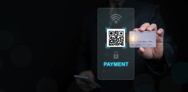 QR kod taraması ve kredi kartı ile çevrimiçi ödeme konsepti, güvenli dijital işlem, temassız ödeme teknolojisi, fintech yeniliği, elektronik bankacılık, nakitsiz e-ticaret deneyimi.