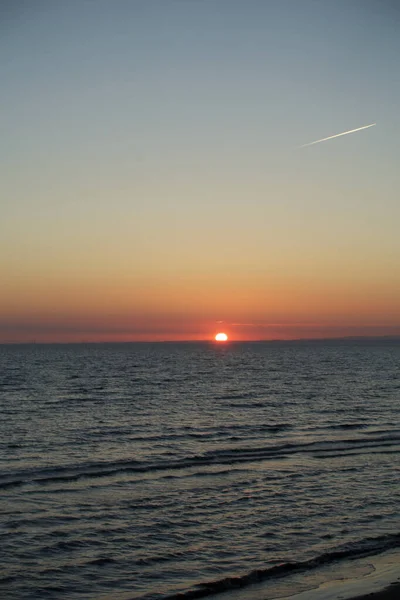 Una Puesta Sol Naranja Playa — Foto de Stock