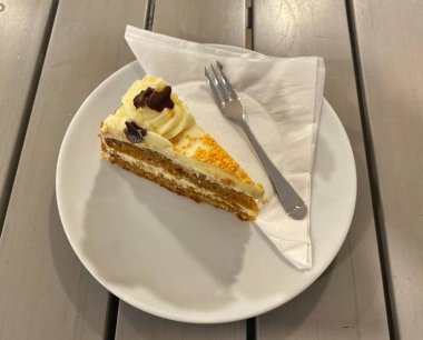 Bir dilim taze havuçlu kek.