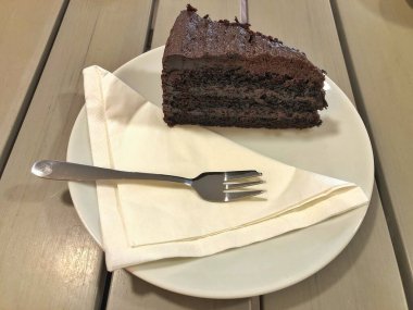 İki katlı taze çikolatalı kek.