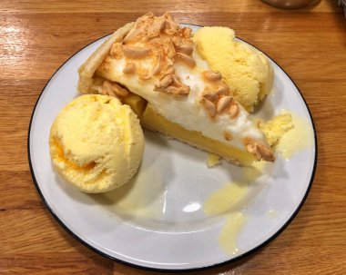 Taze bir dilim pasta ve dondurma.