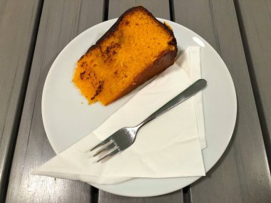 Taze portakal ve çikolatalı kek.