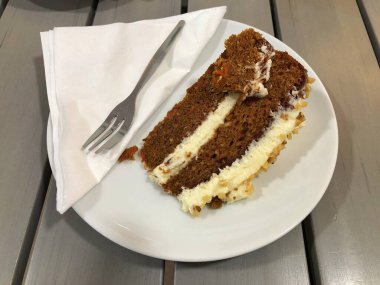 Taze krema ve çikolatalı pasta.