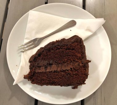 Taze çikolatalı süngerli kek.