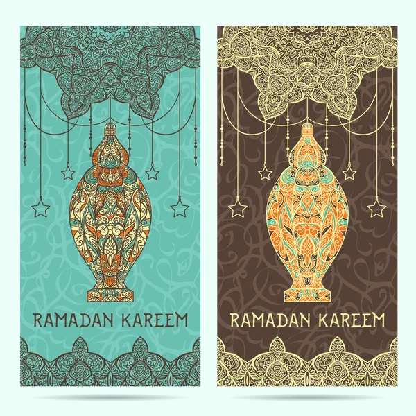 Mooie wenskaart voor islamitische gemeenschap festival Ramadan Kareem. Patroon met ornament Arabische kalligrafie, Arabische lamp en sierlijke grenskader. Vintage hand getrokken vectorillustratie — Stockvector