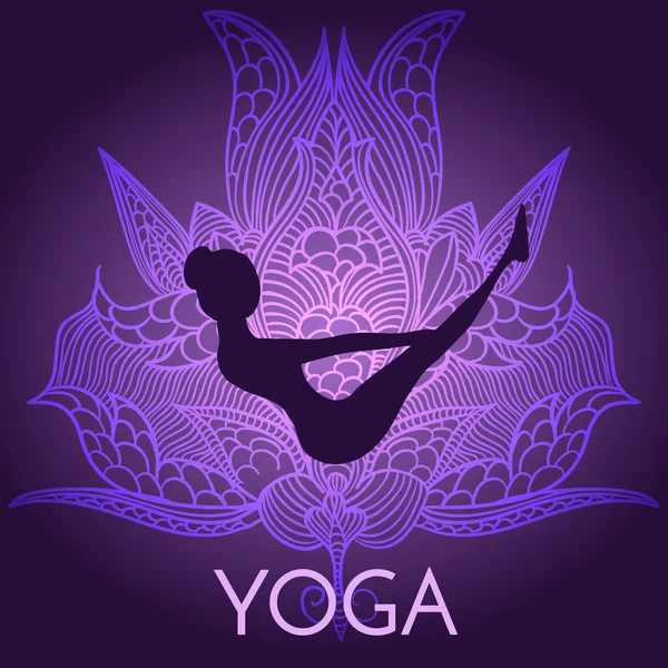 Ручной рисунок женский силуэт практикующий йогу позировать для дизайна с фиолетовым украшенный цветок на заднем плане. Векторная иллюстрация. Согласие спа, студия йоги или клиника естественной медицины . — стоковый вектор