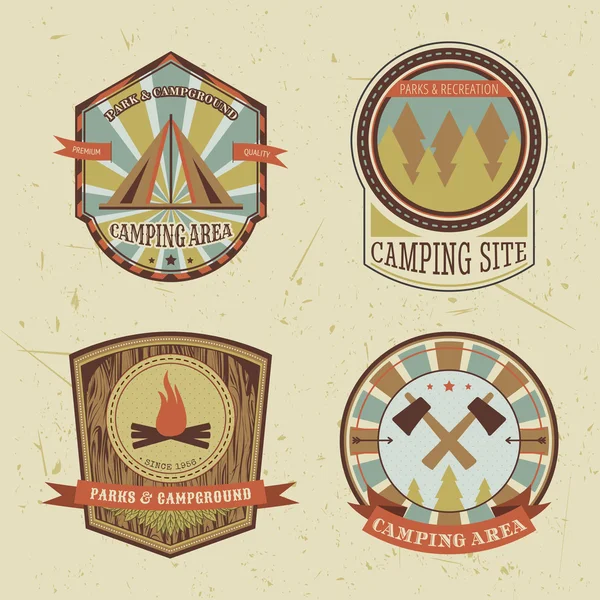 Ensemble d'insignes et d'étiquettes vintage pour le camping et l'aventure en plein air. Illustration vectorielle rétro — Image vectorielle