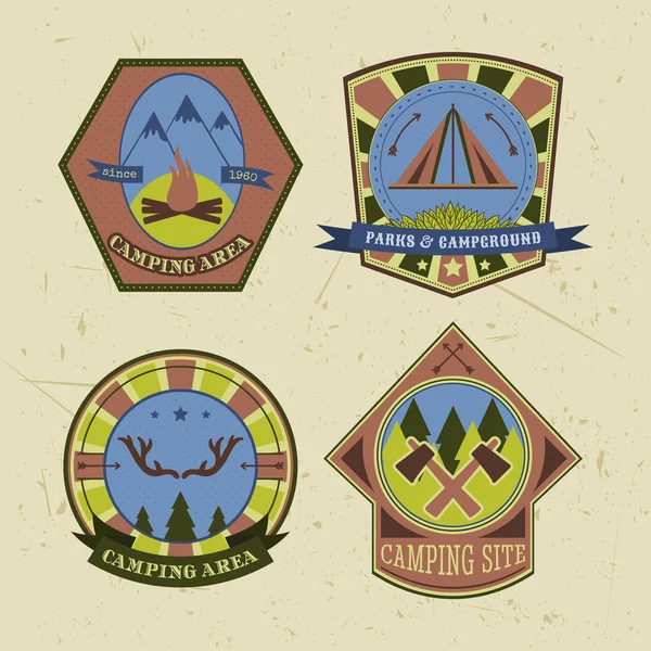 Ensemble d'insignes et d'étiquettes vintage pour le camping et l'aventure en plein air. Illustration vectorielle rétro — Image vectorielle