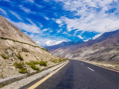 Mavi gökyüzü yolu ve yan görüş dağı. Gilget yolu Pakistan