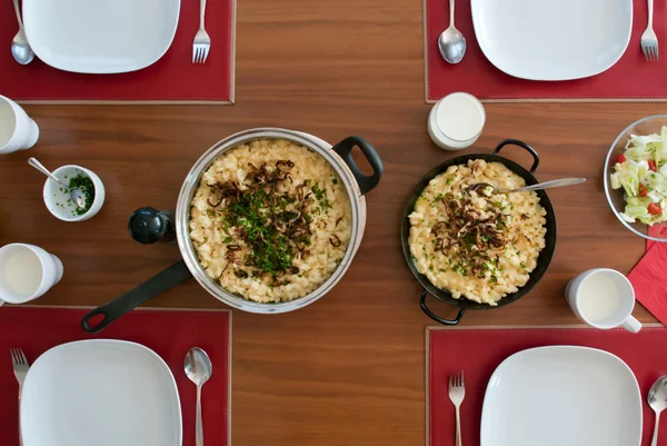 Spaetzle with melted cheese in pan - käsespätzle kasnocken — Stok fotoğraf