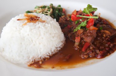 Körili tavuk ve pilav.