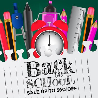 Kağıt, kalem, pusula, kalem, cetvel, saat, kırmızı, yeşil karatahta arka planlı okul mürekkebine tekrar hoş geldiniz. İndirimli satış teklifi afişi. Vektör illüstrasyonu