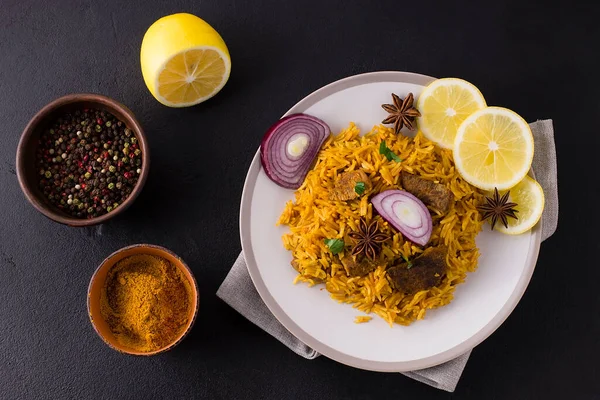 Biryani Kuřetem Tradiční Indické Jídlo Rýže Kuřete Kořením Citrónem Talíři Royalty Free Stock Obrázky