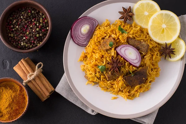 Biryani Kuřetem Tradiční Indické Jídlo Rýže Kuřete Kořením Citrónem Talíři Stock Obrázky