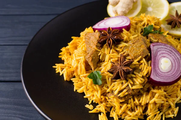Biryani Kuřetem Tradiční Indické Jídlo Rýže Kuřete Kořením Citrónem Talíři Royalty Free Stock Fotografie