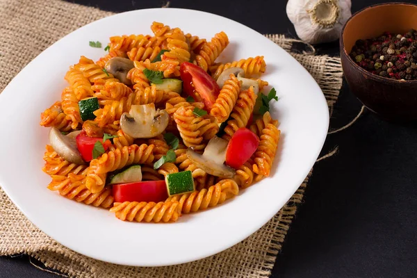 Vegetariánské Fusilli Těstoviny Cuketou Rajčaty Houbami Bílém Talíři Šedém Pozadí Royalty Free Stock Obrázky