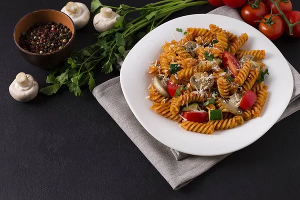 Vegetariánské Fusilli Těstoviny Cuketou Rajčaty Houbami Bílém Talíři Šedém Pozadí Stock Fotografie