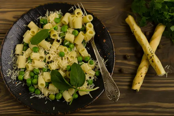 Italské Těstoviny Ditalini Bylinkami Sýrem Dřevěném Pozadí Vegetariánské Jídlo Royalty Free Stock Obrázky