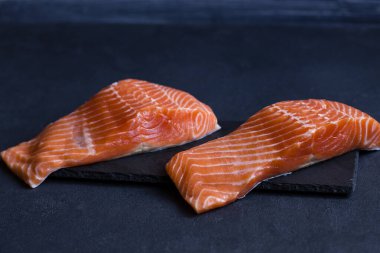 Çiğ balık filetosu, biftekler için. Gri bir tahtada.