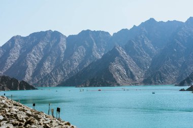 Hatta Barajı, Hajar Dağları, Gündüz Gölü. Yüksek kalite fotoğraf
