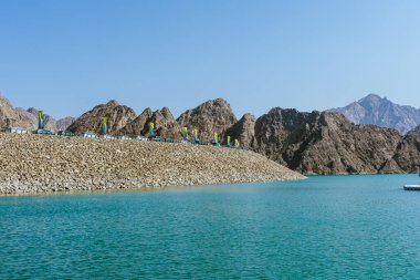 Hatta Barajı, Hajar Dağları, Gündüz Gölü. Yüksek kalite fotoğraf