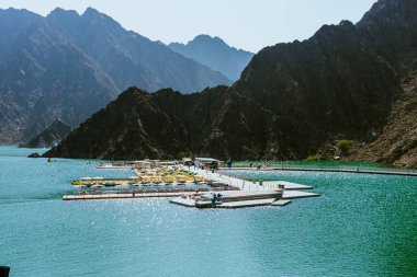 Hatta Barajı, Hajar Dağları, Gündüz Gölü. Yüksek kalite fotoğraf