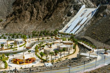 Hatta, UA- 02112025: Dubai Emirliği 'ndeki Hatta Barajı veya Gölü ve Hajar Dağı' nın güzel manzarası. Yüksek kalite fotoğraf