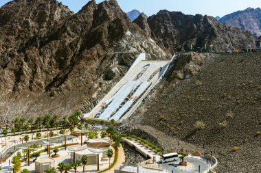 Hatta, UA- 02112025: Dubai Emirliği 'ndeki Hatta Barajı veya Gölü ve Hajar Dağı' nın güzel manzarası. Yüksek kalite fotoğraf