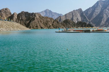 Hatta, UA- 02112025: Dubai Emirliği 'ndeki Hatta Barajı veya Gölü ve Hajar Dağı' nın güzel manzarası. Yüksek kalite fotoğraf