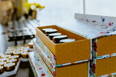 Arı yetiştiricisi bal topluyor. Arıcılık konsepti. Yüksek kalite fotoğraf