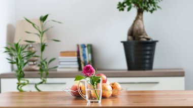 Ev ortamında masanın üzerinde bir kase meyve. Yüksek kalite fotoğraf