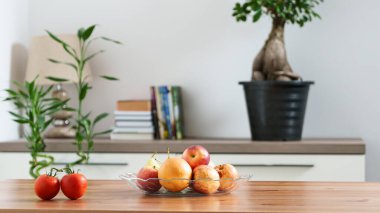 Ev ortamında masanın üzerinde bir kase meyve. Yüksek kalite fotoğraf