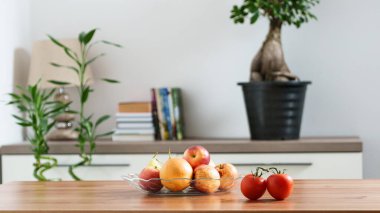 Ev ortamında masanın üzerinde bir kase meyve. Yüksek kalite fotoğraf