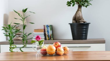 Ev ortamında masanın üzerinde bir kase meyve. Yüksek kalite fotoğraf