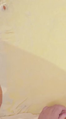 Çiğ hamuru tereyağı ve yumurtayla yağlar. Yüksek kalite 4k görüntü