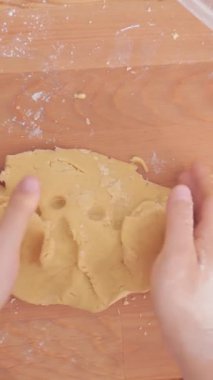 Bir kadın pişirmek için çok fazla hamur yoğurur. Çekimi kapat. Yüksek kalite 4k görüntü