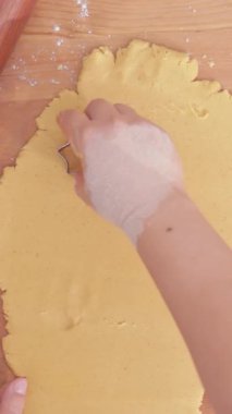 Bir kadın pişirmek için çok fazla hamur yoğurur. Çekimi kapat. Yüksek kalite 4k görüntü