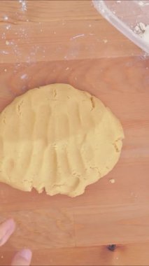 Bir kadın pişirmek için çok fazla hamur yoğurur. Çekimi kapat. Yüksek kalite 4k görüntü