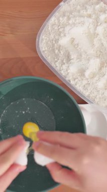 Ev hanımı klozete un ile su ekler. Ev hanımı elleri manzarası mutfaktan hamuru yapmak için ellenmiş un ile kaseye su ekler. Yüksek kalite 4k görüntü