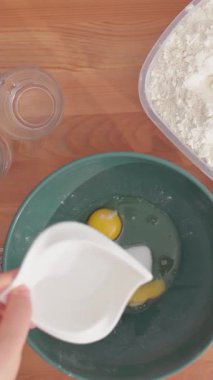 Ev hanımı klozete un ile su ekler. Ev hanımı elleri manzarası mutfaktan hamuru yapmak için ellenmiş un ile kaseye su ekler. Yüksek kalite 4k görüntü