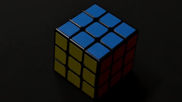 Siyah Arkaplanda Dönen Çözülmüş Rubik Küp — Stok video