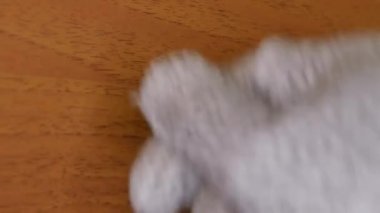 Altıgen anahtar vidaları mobilya tabağında cıvata. dikey yakın plan görünümü