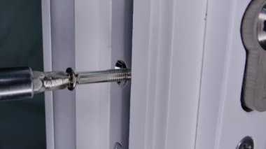 Kapı kilidine vida tak