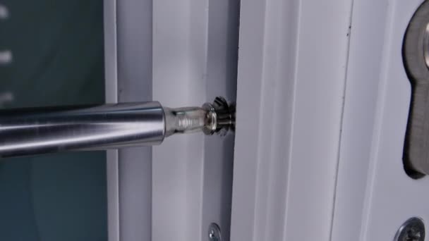 Desenrosque el perno en una cerradura de puerta — Vídeos de Stock