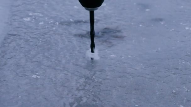 Perforando el hielo en el lago. — Vídeo de stock