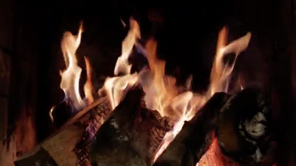 Огонь в камине — стоковое видео