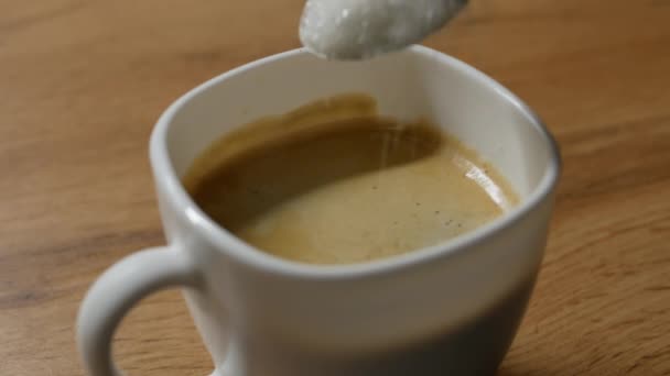 Osoba Wlewa Cukier Filiżanki Kawy Dodanie Cukru Pysznej Kawy Przy — Wideo stockowe