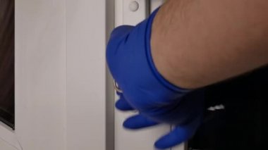 Kilidi aç ve kapıyı aç. Biri kapıyı açar.