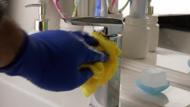 手袋をした手は蛇口を洗い — ストック動画